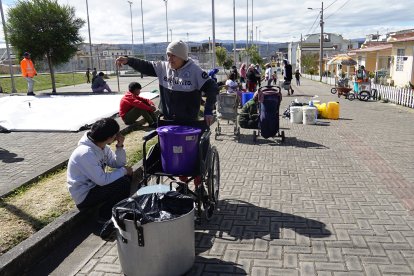 Algunos vecinos utilizan sillas de ruedas para transportar los baldes de agua.