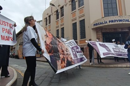 Familiares de María Fernanda López hicieron plantón en Cuenca.