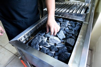 Para esta emprendedora, asar las carnes con piedra volcánica es más económico y ecológico.