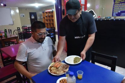 Su esposo también ha aprendido de cocina desde que el emprendimiento comenzó.