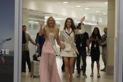 La Miss Universo, Victoria Kjær Theilvig (izquierda), junto a la Miss Ecuador, Mara Topic.