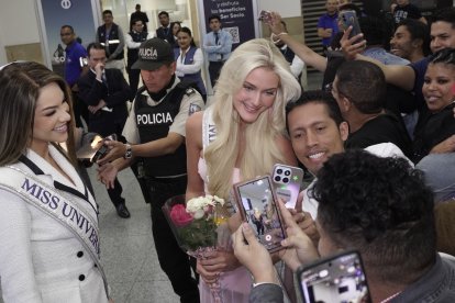 La Miss Universo se tomó el tiempo para fotografiarse con sus fanáticos.