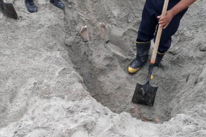 Así fueron hallados los cadáveres enterrados en la playa.