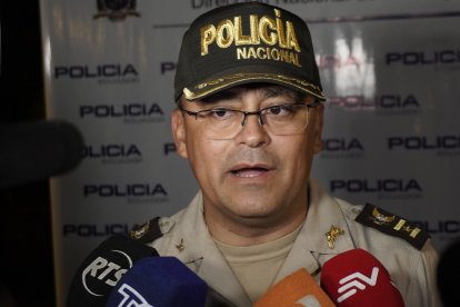 El coronel Francisco Zumárraga, comandante policial de la Zona 8, informó de la liberación de la menor a los medios de comuicación.