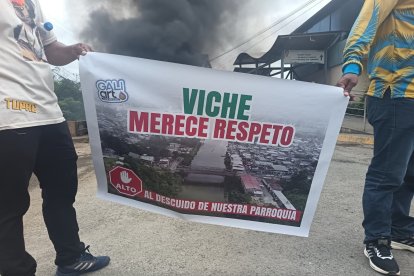 La comunidad mantiene la protesta por obras viales que consideran inadecuadas e inseguras.