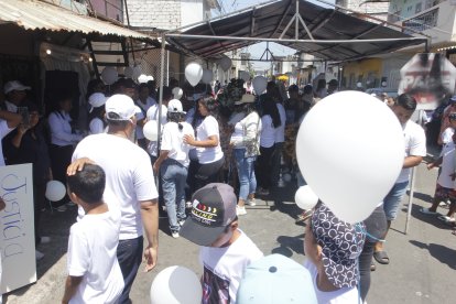 Con dolor y pancartas que clamaban por justicia.