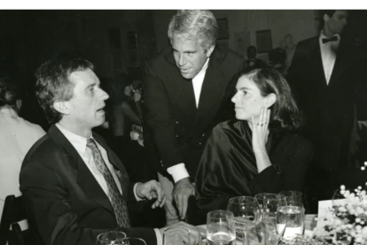 Esta es otras de las fotografía de Epstein en la boda de Trump con su ex esposa Marla