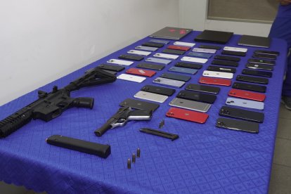 Los teléfonos y las armas incautadas fueron llevados a las bodegas de la Policía Judicial.