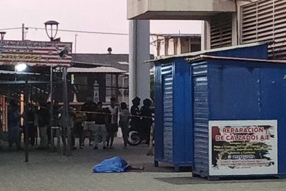 Ataque armado en los exteriores de un mercado en Manta dejó una víctima mortal y generó conmoción entre los ciudadanos.