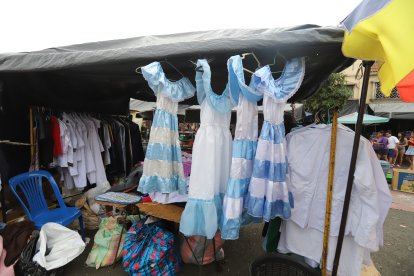 Los vestidos de ‘guayaquileña bonita’ se venden desde $ 2 en el mercado Vicente Paúl.