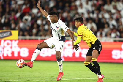 Arreaga intenta quitarle la pelota a Michael Estrada, delantero de Liga de Quito.