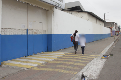 El cuerpo del adolescente quedó tendido frente al colegio donde estudiaba.