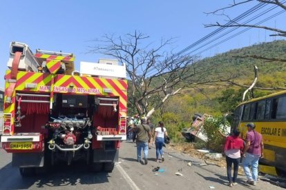 Unidades del Cuerpo de Bomberos de Guayaquil acudieron al sitio para atender la emergencia.