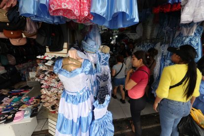 Estos son algunos de los atuendos exhibidos en el centro de Guayaquil.