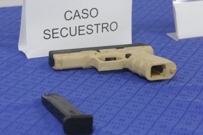 Las evidencias halladas a los sospechosos.