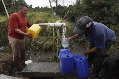 El agua potable comenzó a fluir nuevamente en los grifos de miles de hogares en el sur de Quito.