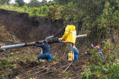 Técnicos de Patate trabajaron entre quebradas y lodo para reparar los daños en más de 10 km de tuberías.