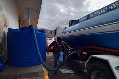 Durante tres semanas, los tanqueros de los bomberos fueron la única esperanza para miles de familias sin agua potable.