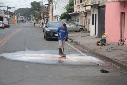 Vecinos limpiaba la calle del sector donde se cometió el crimen.