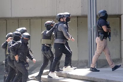 Noé, hermano de Daniel Salcedo, a su llegada a la Fiscalía, en Quito.