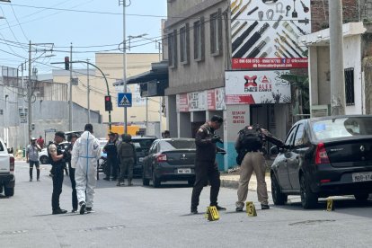 Familiares de la víctima llegaron al sitio para reconocerla.