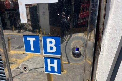 Las marcas de los disparos permanecen en algunas puertas de los locales aledaños.