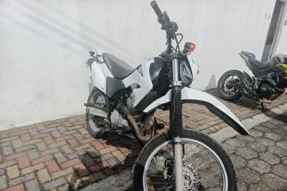 La moto donde se movilizaban los presuntos delincuentes fue retenida.