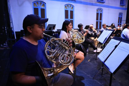 Más de 20 músicos estarán interpretando los mejores éxitos de las orquestas extranjeras.