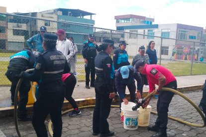 Con 2.500 galones por jornada, la ayuda ambateña alivió a cientos de familias que pasaron alrededor de 14 días sin agua potable.