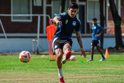 El volante Alfonso Barco se presenta como una alternativa en la zaga central del Bombillo.