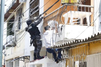 Los operativos contra los grupos delictivos, prevaleciendo el factor sorpresa, aportan a desmantelar estas redes criminales, según especialistas.