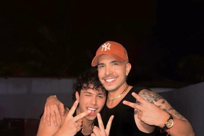 Carlos Flores junto al cantante Beéle, ambos visten con la misma temática.