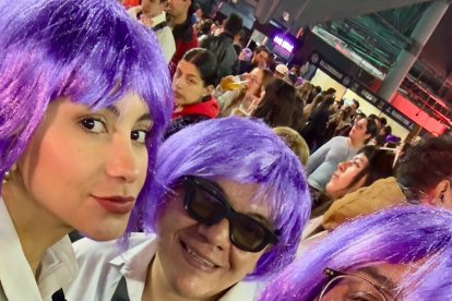 Hombres y mujeres se unen a la tendencia, esta vez con las pelucas lila que usó Shakira.

AG-EXTERNOS