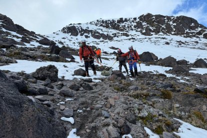 La mujer habría caído de una roca gigante de una altura de unos 30 a 40 metros.
