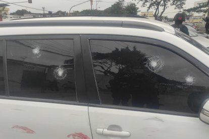 El carro presenta impactos de proyectil.