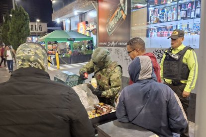 Los militares realizan una requisa a los productos que lleva un repartidor.