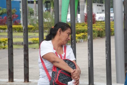 La señora llora desconsolada.