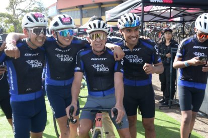 Tras la competencia varios ciclistas tuvieron la oportunidad de fotografiarse con el colombiano Rigoberto Urán (centro).