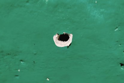 Los orificios en las paredes tras el ataque.