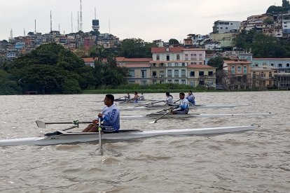 Las prácticas del remo en el río Guayas.