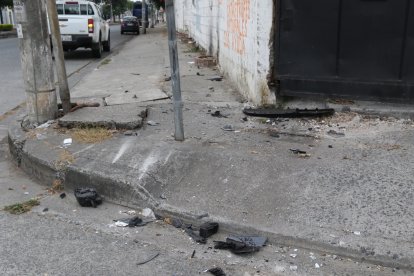 Este lunes, en el sitio en donde se impactó el automotor, aún estaban esparcidos restos de piezas desprendidas del vehículo.