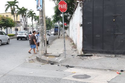 Este lunes, en el sitio en donde se impactó el automotor, aún estaban esparcidos restos de piezas desprendidas del vehículo.