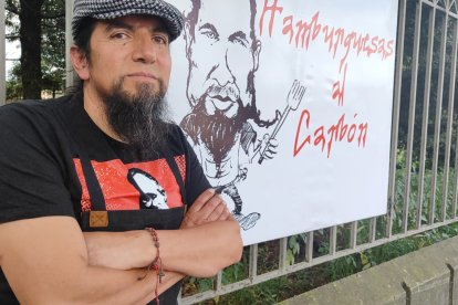 Mauro Piñas y su retrato en la calle Bolivia.