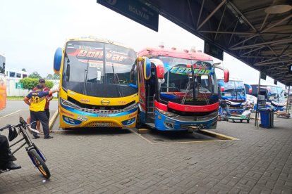 En las terminales, los transportistas evitan hablar del tema de las 'vacunas'.