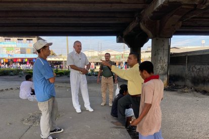 Ismael Toala comparte un refrigerio y les suelta palabras de aliento a varios jóvenes.