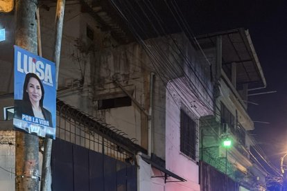 Los ocupantes del automotor oscuro terminaron impactándose contra una vivienda.