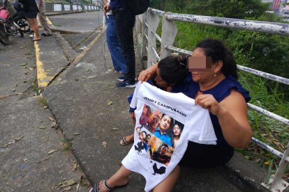 Una mujer llora y pide justicia por su familiar.