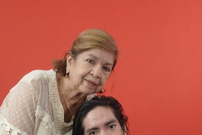 Daniel Córdova junto a su madre, Rosa Castillo, la primera en creer en su talento ‘gamer’ desde que tenía cuatro años.