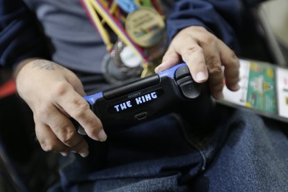 Foto antigua del control personalizado de Daniel. Así logra manejar el mando con precisión, pese a las limitaciones físicas.