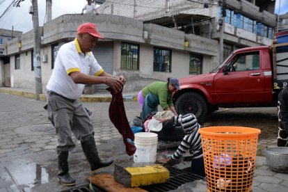 Algunos vecinos aprovecharon el agua que iba a las alcantarillas.